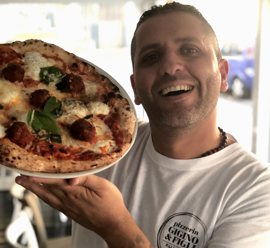 Nicola Russo, pizzaiolo della pizzeria Gigino&Figli con la pizza del mese Golosa